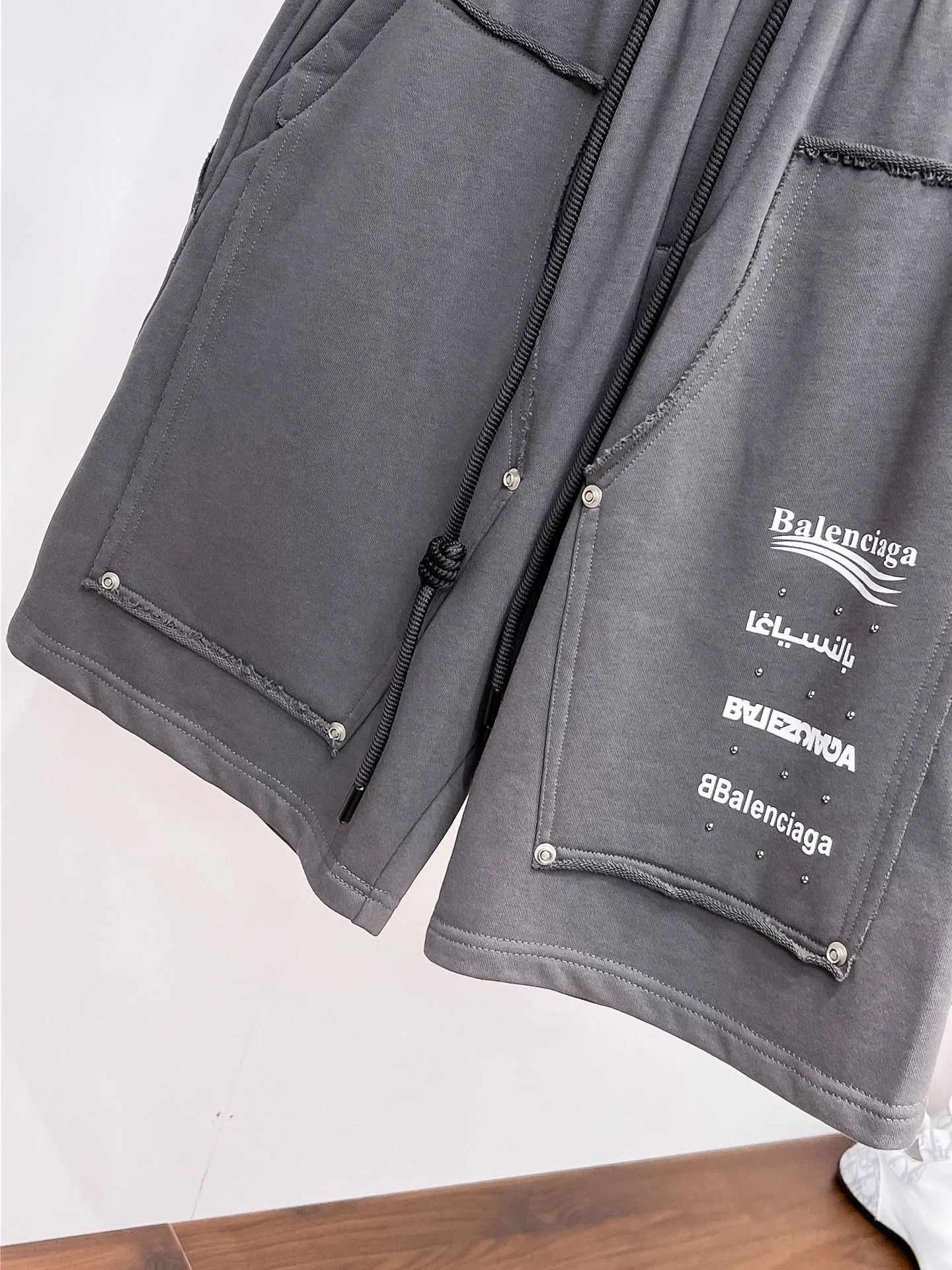Balenciaga's three-standard complete 2026 summer New Arrival men's casual shorts, advanced custom-made Breathable fabric, Breathable fabric, extremely stretchy and comfortable, impeccable details, top-grade accessories, original logo design concept, delicate and soft feel! The upper body fit is awesome! Size: M-XXXL Please state your height and weight when ordering